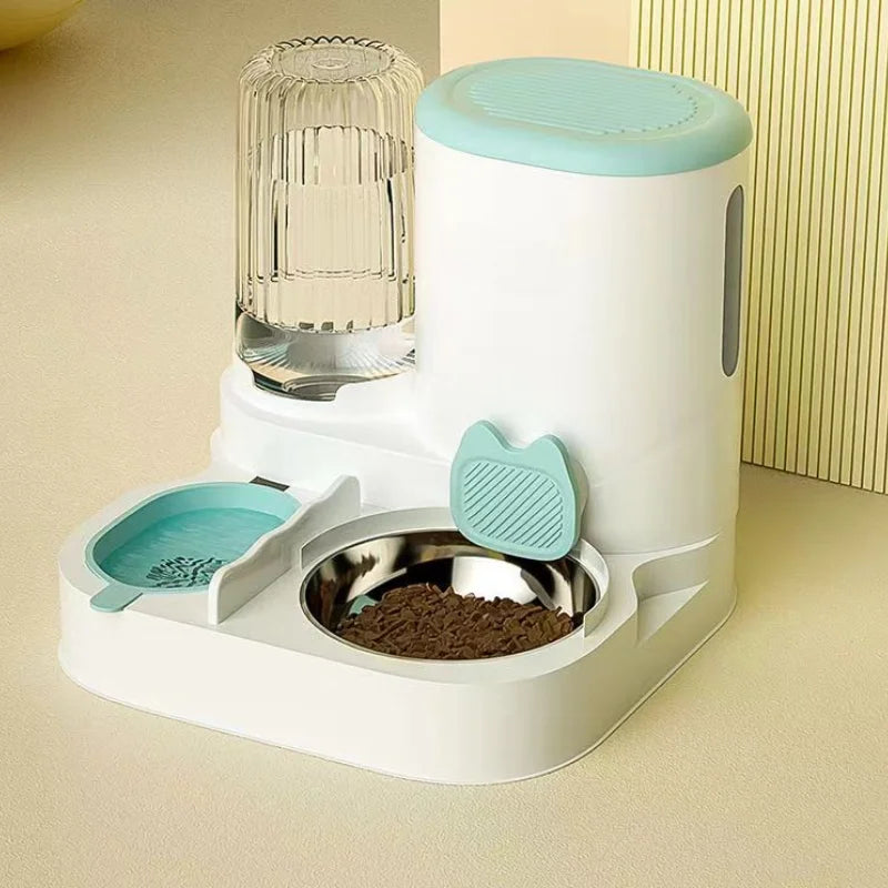 Automatic feeder for cats